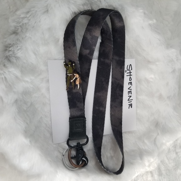 Banksy - Girl Frisking The Soldier | Pin / Badge - Picture 5 of 5